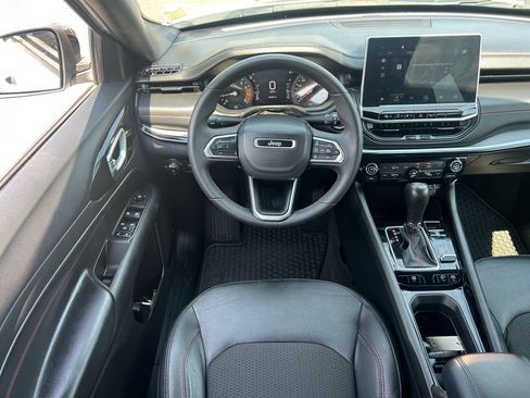 Used 2025 Jeep Compass Trailhawk AWD/4WD image 30