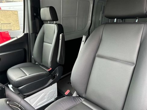 Used 2025 Mercedes-Benz Sprinter 2500 image 16