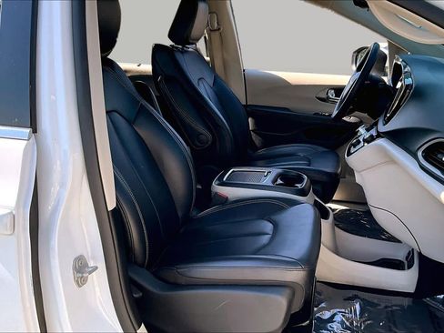 Used 2023 Chrysler Pacifica Touring-L FWD image 9