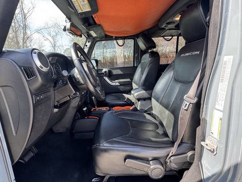 Used 2015 Jeep Wrangler Unlimited Rubicon w/ Connectivity Group image 4