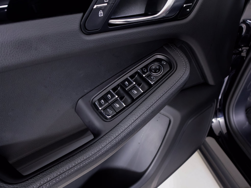 Certified 2023 Porsche Macan S AWD/4WD image 25