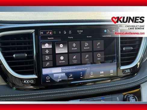 Used 2024 Chrysler Pacifica Select image 29