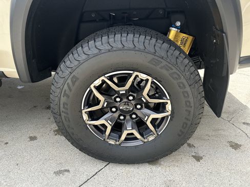 Used 2024 Chevrolet Colorado ZR2 w/ Technology Package AWD/4WD image 34