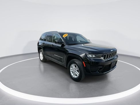 Used 2024 Jeep Grand Cherokee Laredo w/ Luxury Tech Group I AWD/4WD image 25