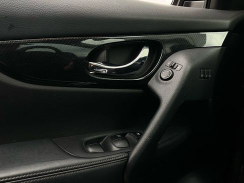 Used 2019 Nissan Rogue SL w/ Premium Package image 22