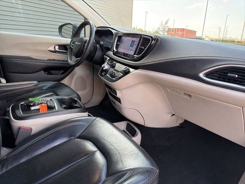 Used 2022 Chrysler Pacifica Touring-L FWD image 11