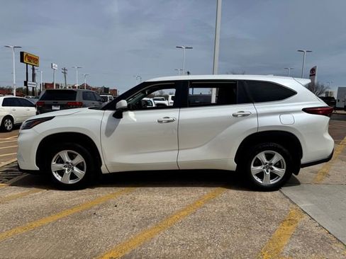 Used 2021 Toyota Highlander LE image 4