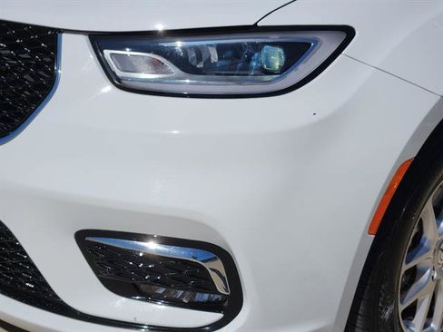 Used 2024 Chrysler Pacifica Touring-L image 5