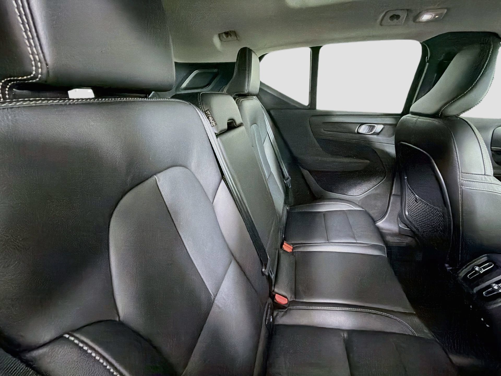 Certified 2023 Volvo XC40 B4 Plus w/ Protection Package Premier FWD image 27