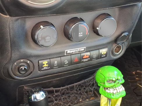 Used 2016 Jeep Wrangler Unlimited Rubicon w/ Connectivity Group image 29