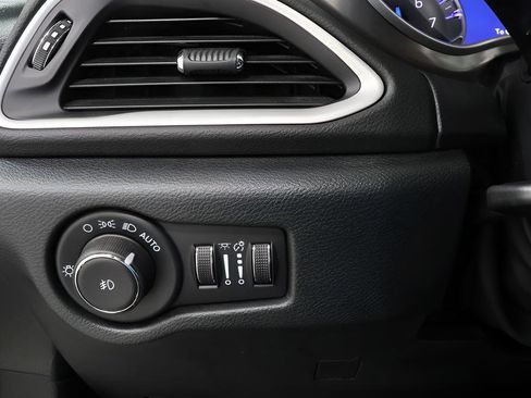 Used 2025 Chrysler Pacifica Select image 17