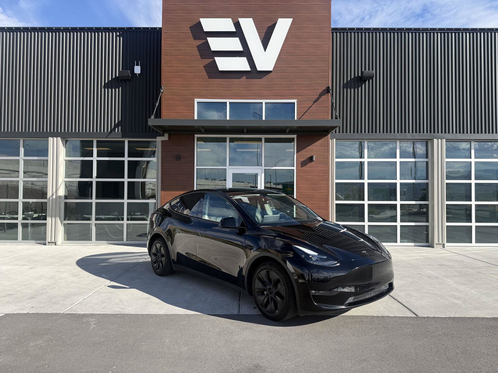 Used 2024 Tesla Model Y Long Range AWD/4WD image 1