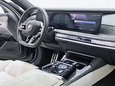 Used 2024 BMW 740i xDrive w/ Premium Package 2 AWD/4WD image 32