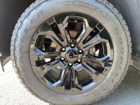 Used 2024 Chevrolet Silverado 1500 High Country w/ Technology Package AWD/4WD image 13