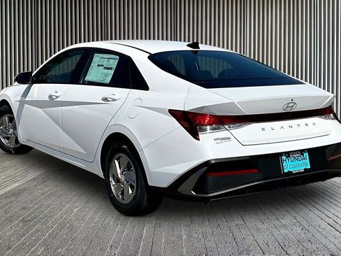 New 2026 Hyundai Elantra SE FWD image 3