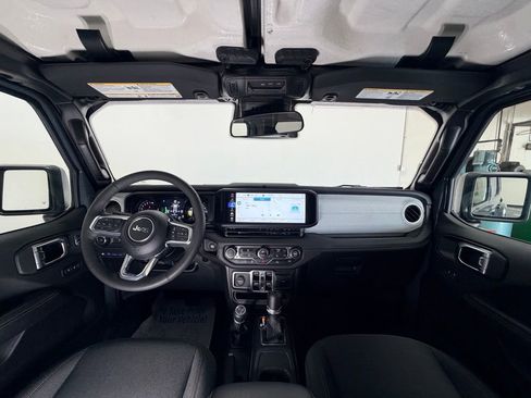 Used 2025 Jeep Wrangler Unlimited Sahara AWD/4WD image 10