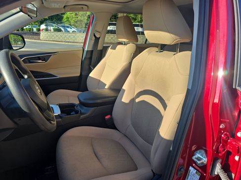 Used 2019 Toyota RAV4 XLE FWD image 16