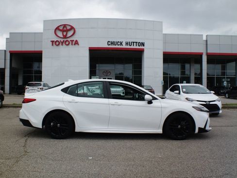 Used 2025 Toyota Camry SE FWD image 1