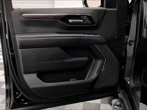 Used 2025 Chevrolet Suburban Z71 AWD/4WD image 19
