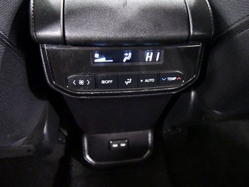 Used 2024 Toyota Highlander LE image 16