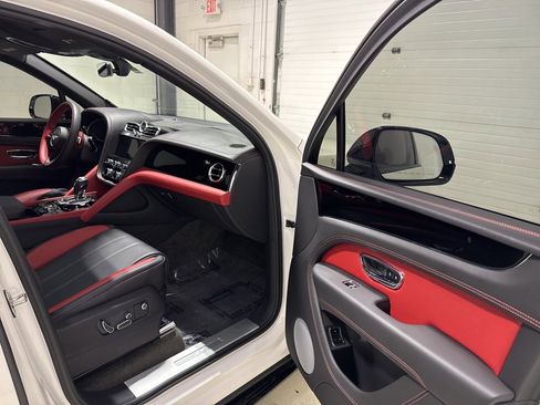 Used 2023 Bentley Bentayga image 47
