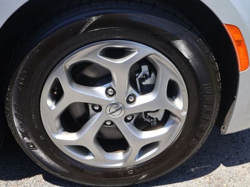 Used 2023 Chrysler Pacifica Limited FWD image 12
