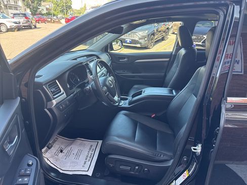 Used 2019 Toyota Highlander XLE AWD/4WD image 16