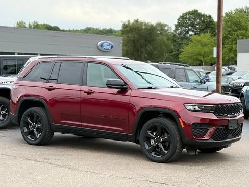 Used 2023 Jeep Grand Cherokee Altitude AWD/4WD image 30