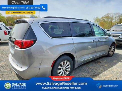 Used 2017 Chrysler Pacifica Touring-L FWD image 4