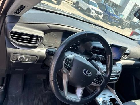 Used 2021 Ford Explorer XLT w/ Equipment Group 202A AWD/4WD image 14