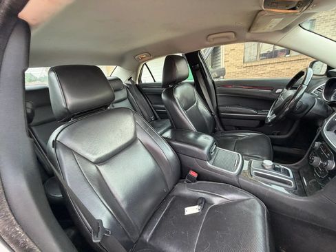 Used 2019 Chrysler 300 Limited RWD image 12