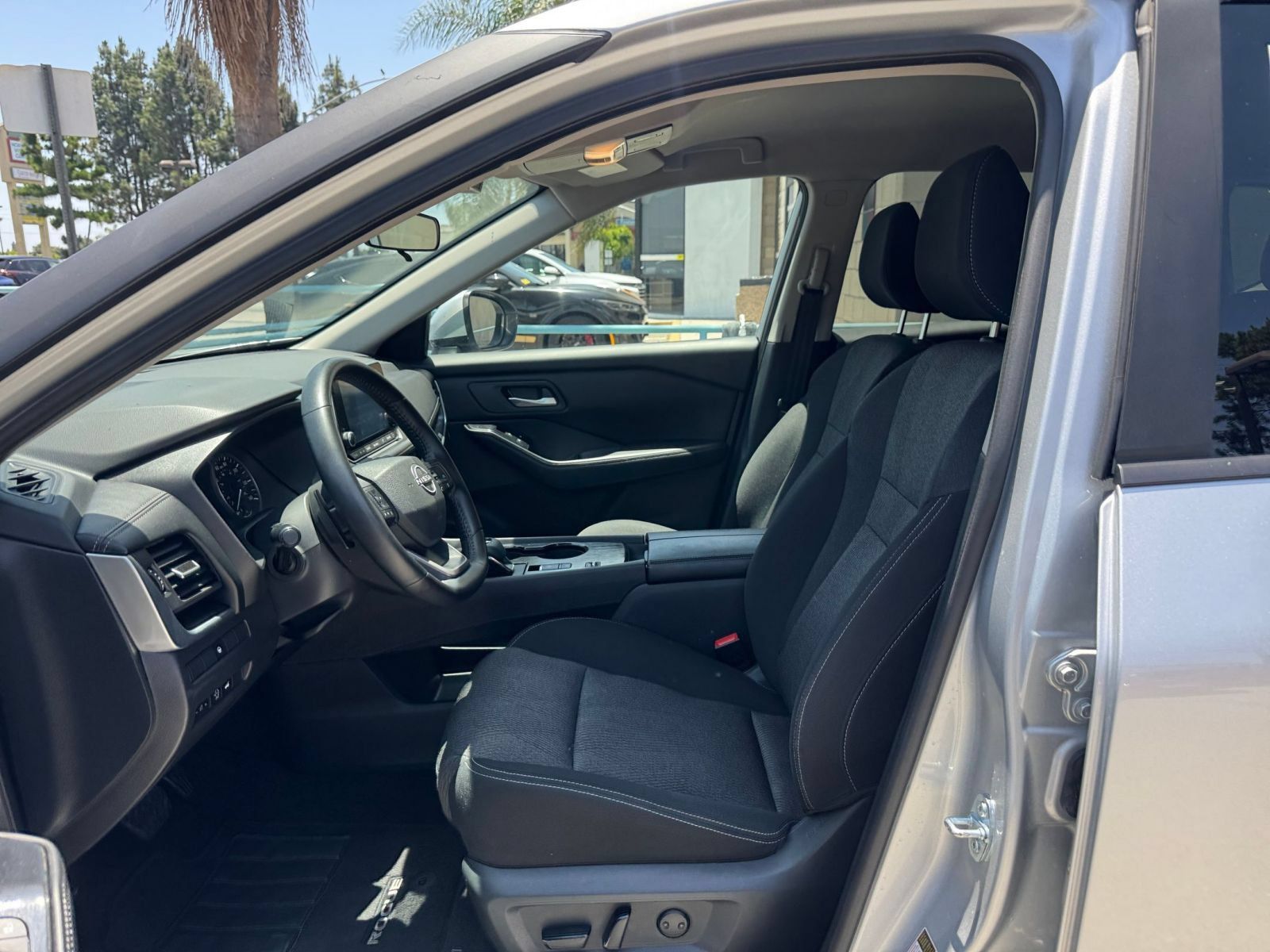 Used 2025 Nissan Rogue SV FWD image 28