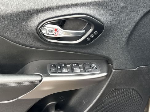 Used 2021 Jeep Cherokee Limited AWD/4WD image 15