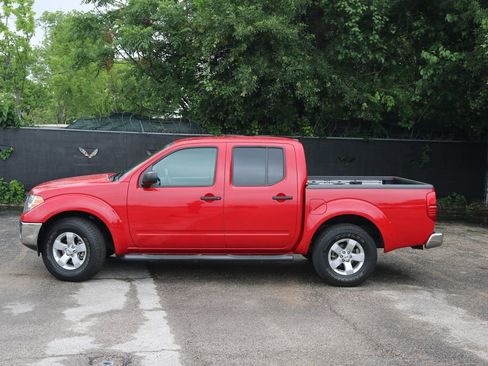 Used 2010 Nissan Frontier SE image 2