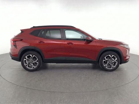 Used 2025 Chevrolet Trax LT w/ LT Convenience Package FWD image 2