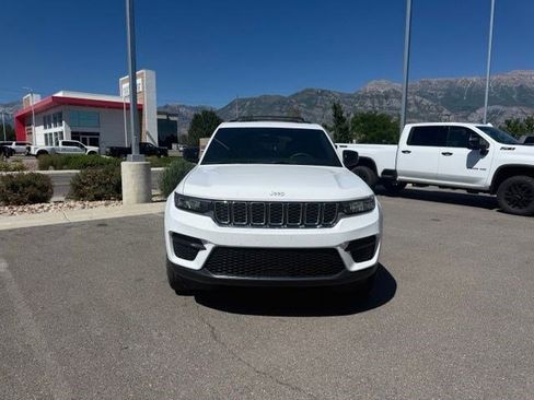 Used 2024 Jeep Grand Cherokee Laredo X w/ Luxury Tech Group I AWD/4WD image 2