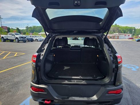 Used 2016 Jeep Cherokee Trailhawk w/ Cold Weather Group AWD/4WD image 8
