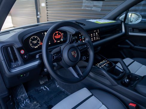 Certified 2025 Porsche Cayenne E-Hybrid AWD/4WD image 4