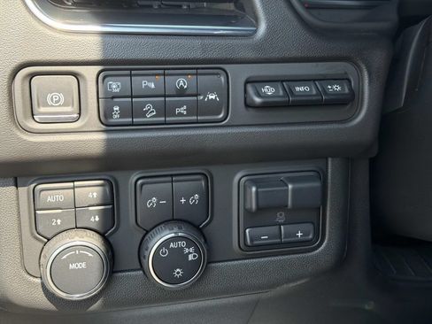 Used 2024 Chevrolet Suburban High Country w/ Advanced Technology Package AWD/4WD image 32