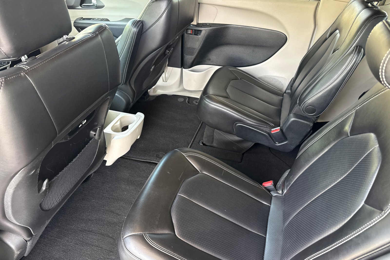 Used 2023 Chrysler Pacifica Touring-L FWD image 6