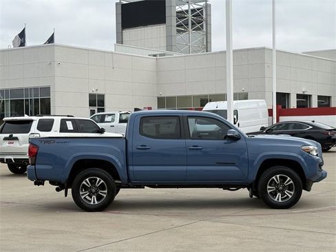 Used 2019 Toyota Tacoma TRD Sport w/ Technology Package image 3