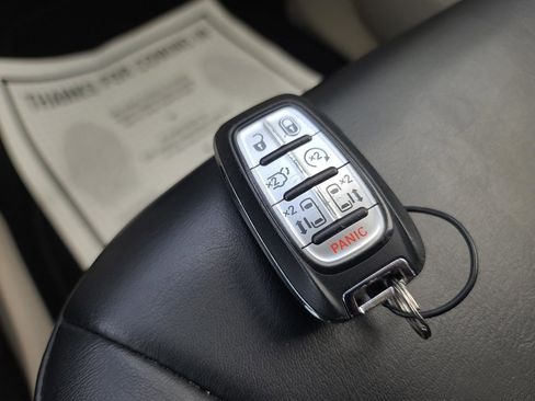 Used 2023 Chrysler Pacifica Touring-L image 37