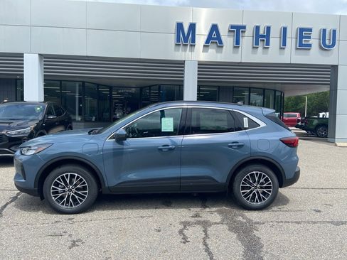 New 2025 Ford Escape SE image 2
