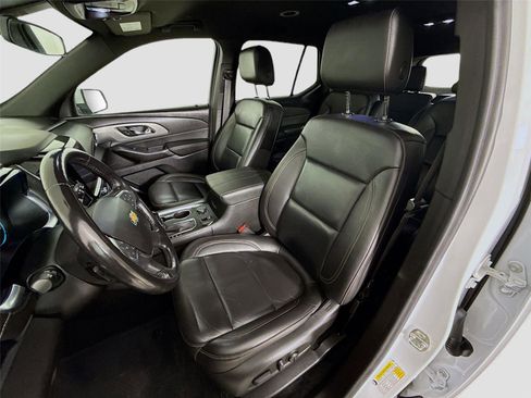 Used 2022 Chevrolet Traverse LT image 11