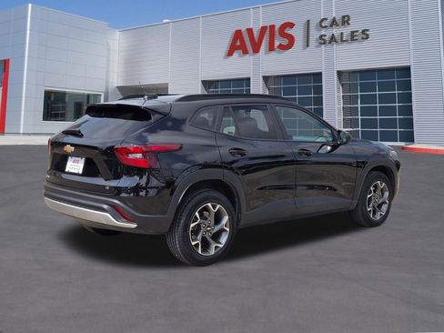 Used 2025 Chevrolet Trax LT w/ LT Convenience Package FWD image 6