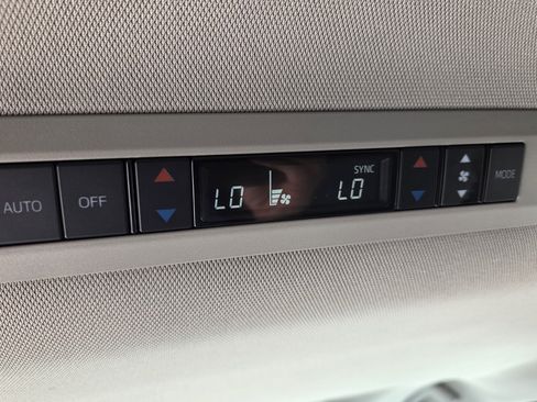 Used 2025 Toyota Sienna XLE FWD image 7