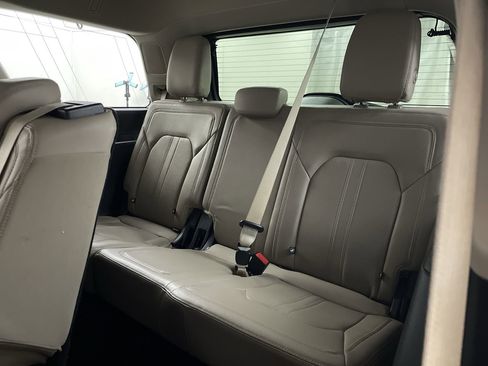 Used 2022 Ford Expedition Limited image 22