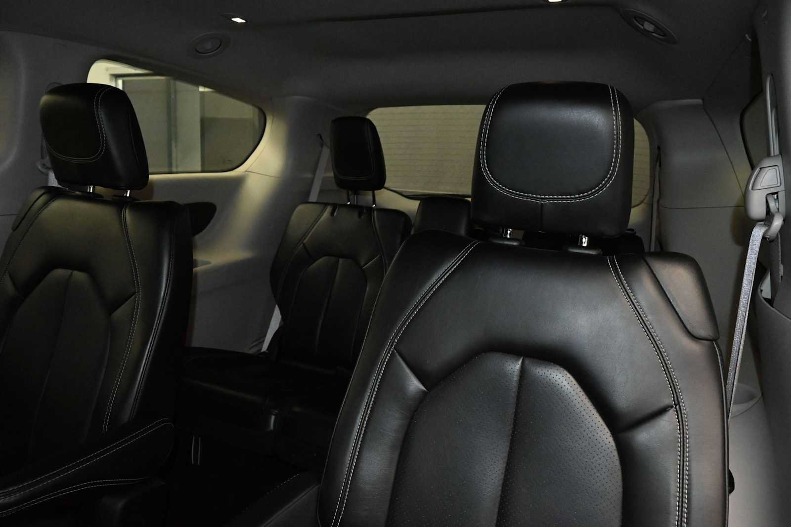 Used 2023 Chrysler Pacifica Touring-L FWD image 12
