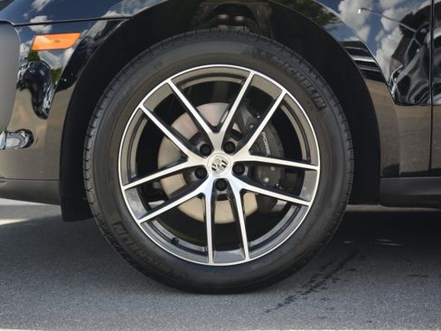 Certified 2026 Porsche Macan AWD/4WD image 38