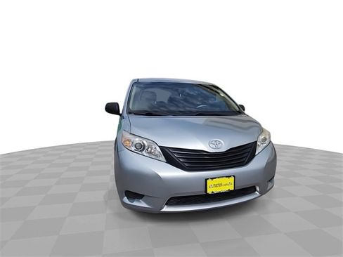 Used 2012 Toyota Sienna LE image 3